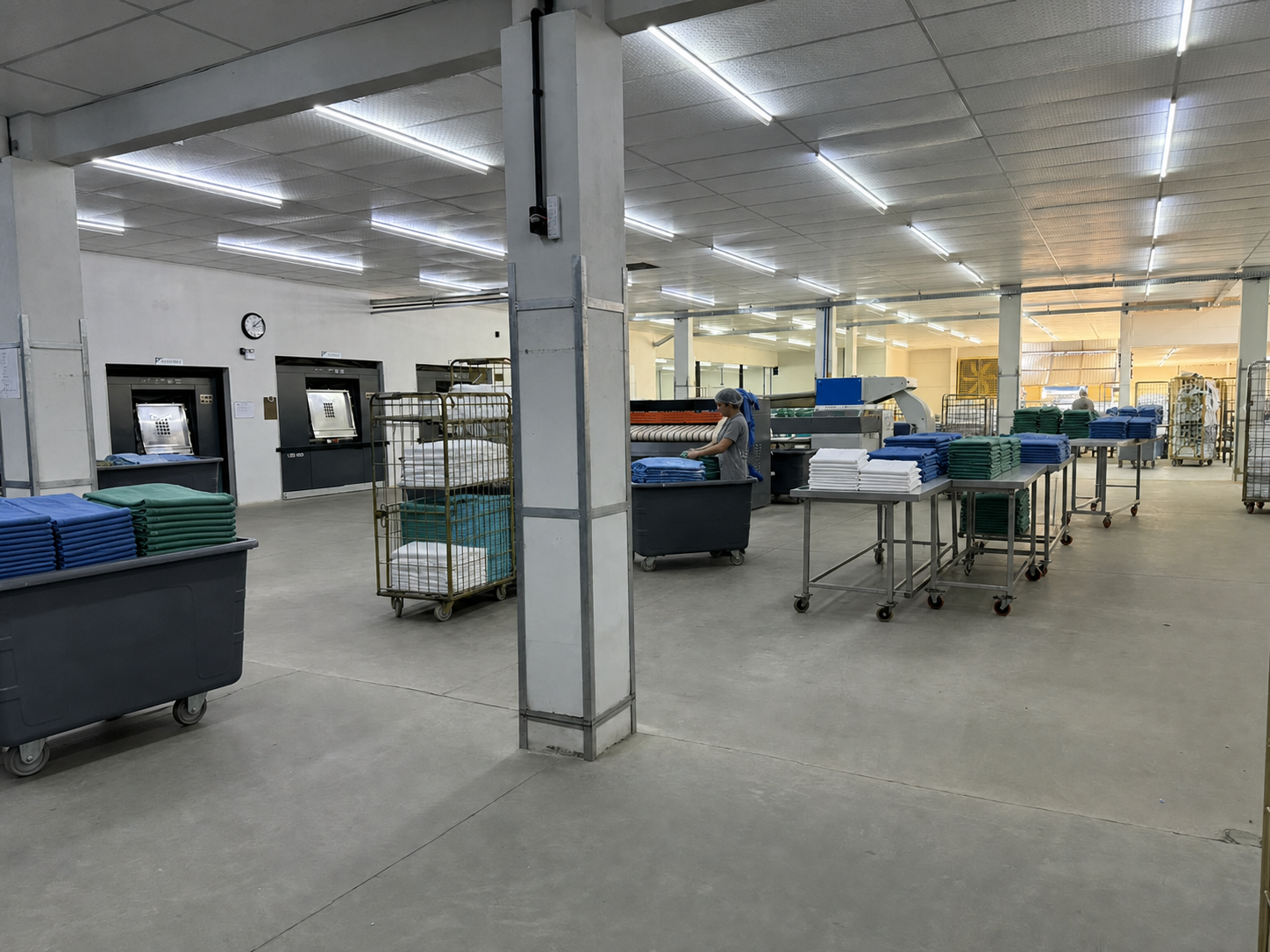 Visão ampla da estrutura produtiva da Alva Lav com o enxoval organizado