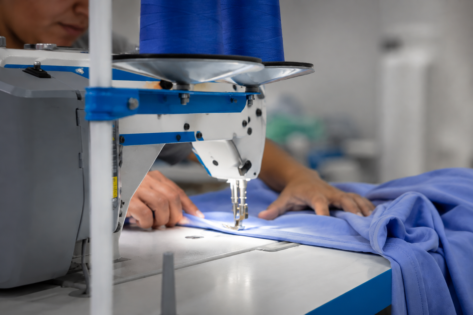 Profissional da Alva Lav confeccionando enxoval hospitalar